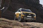 Ford Ranger áll a földes úton