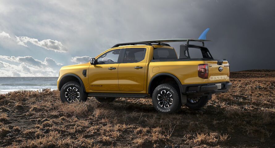 Ford Ranger áll a földes úton a tengerpart mellett